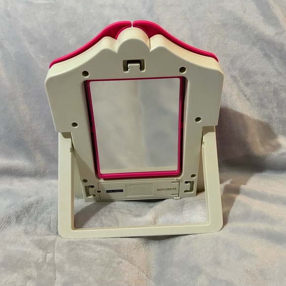 Barbie Talking Mirror Vanity - Picture 4 of 7